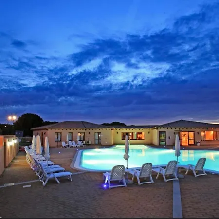 Cozy With Shared Pool أغلينتو