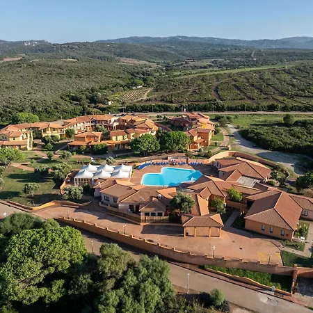 Cozy With Shared Pool Apartment *